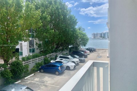 Condo in Miami Beach, Florida, 2 bedrooms  № 1951196 - photo 1