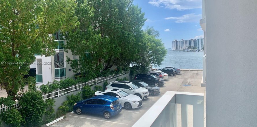 Condo in Miami Beach, Florida, 2 bedrooms  № 1951196