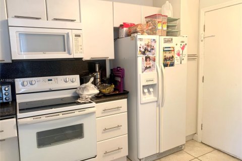 Condo in Miami Beach, Florida, 2 bedrooms  № 1951196 - photo 3