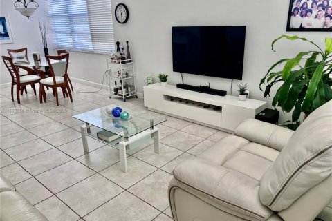 Condo in Miami Beach, Florida, 2 bedrooms  № 1951196 - photo 11