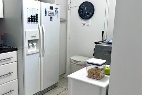 Condo in Miami Beach, Florida, 2 bedrooms  № 1951196 - photo 7