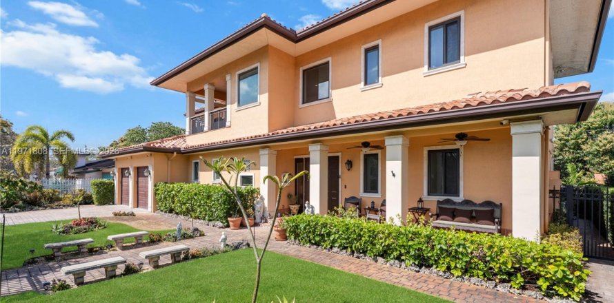 Дом в Майами, Флорида 4 спальни, 347.08м2 № 2033554