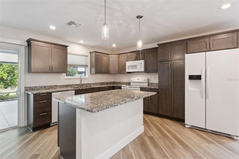 House in Tavares, Florida 3 bedrooms, 152.45 sq.m. № 2196981 - photo 8