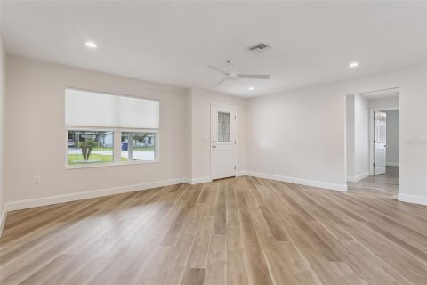 House in Tavares, Florida 3 bedrooms, 152.45 sq.m. № 2196981 - photo 4