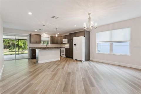 House in Tavares, Florida 3 bedrooms, 152.45 sq.m. № 2196981 - photo 6