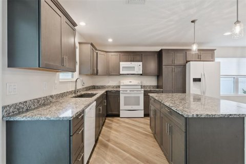 House in Tavares, Florida 3 bedrooms, 152.45 sq.m. № 2196981 - photo 9
