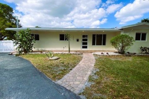 House in Plantation, Florida 3 bedrooms, 133.97 sq.m. № 2068191 - photo 2
