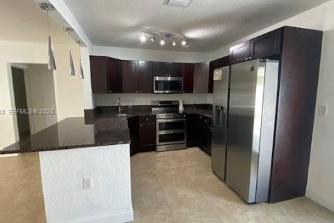 House in Plantation, Florida 3 bedrooms, 133.97 sq.m. № 2068191 - photo 6