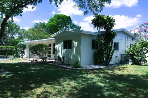 House in Plantation, Florida 3 bedrooms, 133.97 sq.m. № 2068191