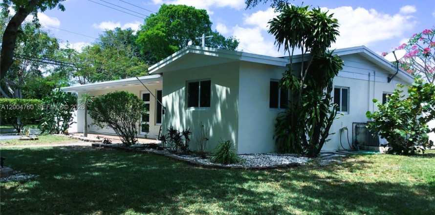 House in Plantation, Florida 3 bedrooms, 133.97 sq.m. № 2068191