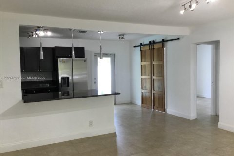 House in Plantation, Florida 3 bedrooms, 133.97 sq.m. № 2068191 - photo 4