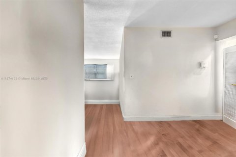 Купить кондоминиум в Лодерхилл, Флорида 1 спальня, 67.82м2, № 1932808 - фото 3