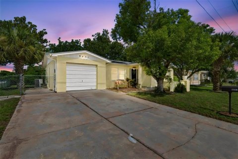 House in Port Richey, Florida 3 bedrooms, 100.33 sq.m. № 2299932