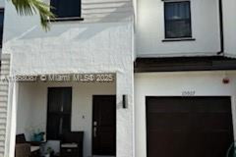 Купить таунхаус в Пемброк-Пайнс, Флорида 3 спальни, 175.4м2, № 1983431 - фото 2