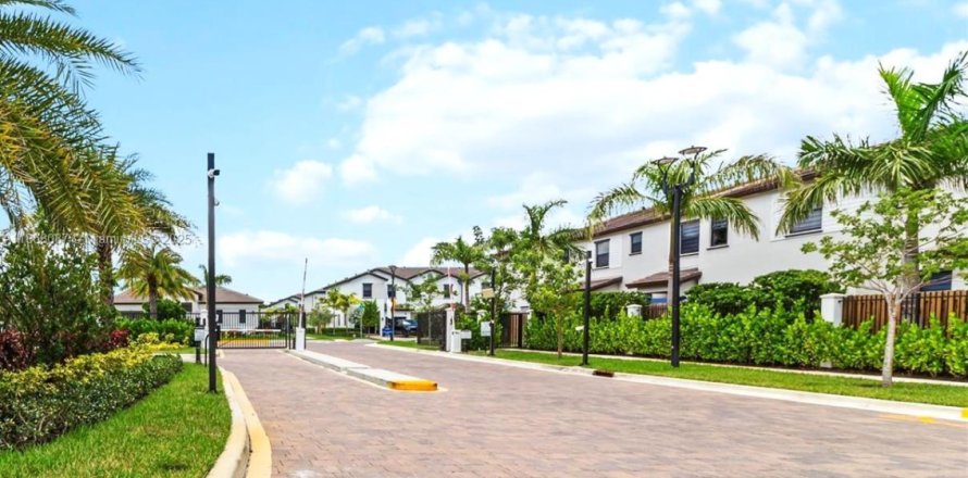 Таунхаус в Пемброк-Пайнс, Флорида 3 спальни, 175.4м2 № 1983431