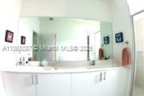 Купить таунхаус в Пемброк-Пайнс, Флорида 3 спальни, 175.4м2, № 1983431 - фото 20