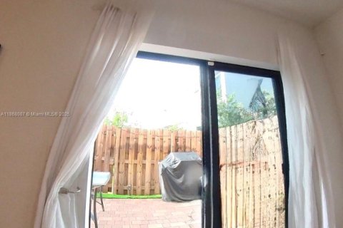 Купить таунхаус в Пемброк-Пайнс, Флорида 3 спальни, 175.4м2, № 1983431 - фото 15