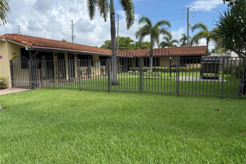 Commercial property in Hallandale Beach, Florida № 2014603