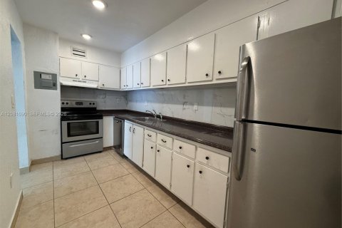 Condominio en alquiler en Miami, Florida, 1 dormitorio, 79.34 m2 № 2348421 - foto 4