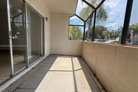 Condominio en alquiler en Miami, Florida, 1 dormitorio, 79.34 m2 № 2348421 - foto 11
