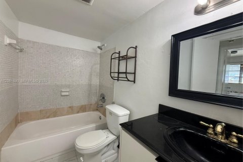 Condominio en alquiler en Miami, Florida, 1 dormitorio, 79.34 m2 № 2348421 - foto 9