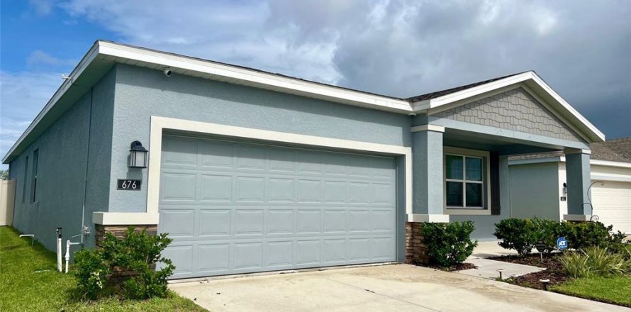 House in Winter Haven, Florida 4 bedrooms, 194.44 sq.m. № 1917089