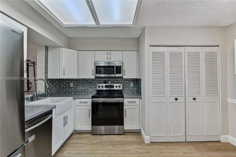 Condo in Margate, Florida, 2 bedrooms  № 2401436 - photo 5