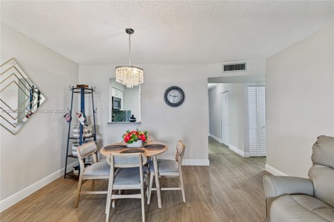 Condo in Margate, Florida, 2 bedrooms  № 2401436 - photo 9