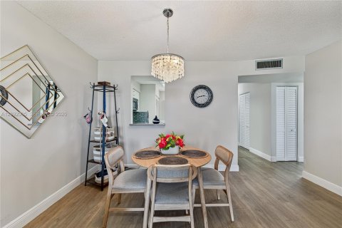 Condo in Margate, Florida, 2 bedrooms  № 2401436 - photo 16