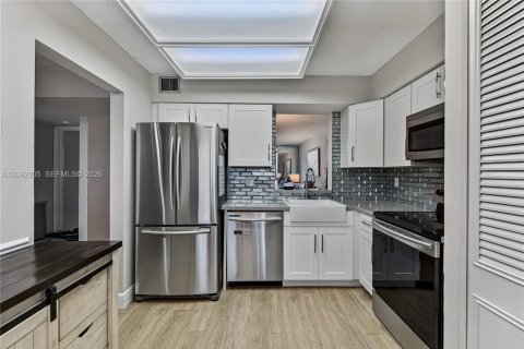 Condo in Margate, Florida, 2 bedrooms  № 2401436 - photo 4