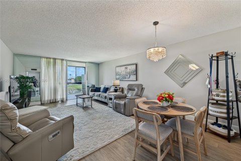 Condo in Margate, Florida, 2 bedrooms  № 2401436 - photo 14