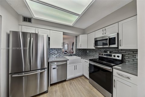 Condo in Margate, Florida, 2 bedrooms  № 2401436 - photo 3