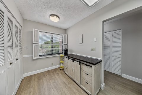 Condo in Margate, Florida, 2 bedrooms  № 2401436 - photo 8