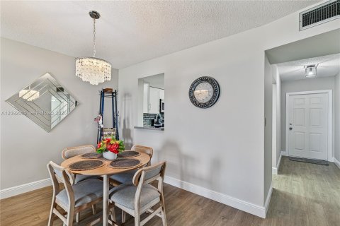 Condo in Margate, Florida, 2 bedrooms  № 2401436 - photo 15