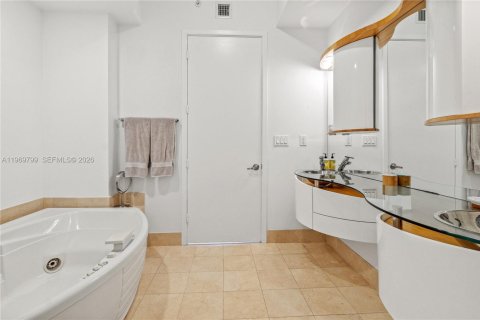 Condominio en alquiler en Sunny Isles Beach, Florida, 2 dormitorios, 125.23 m2 № 2030631 - foto 16