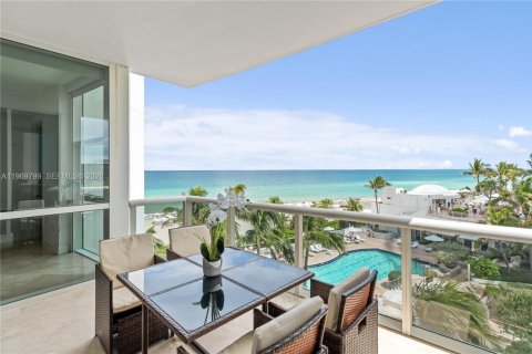 Condominio en alquiler en Sunny Isles Beach, Florida, 2 dormitorios, 125.23 m2 № 2030631 - foto 2