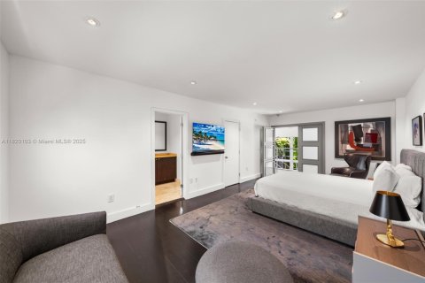 House in Miami Beach, Florida 5 bedrooms, 621.33 sq.m. № 1788766 - photo 29