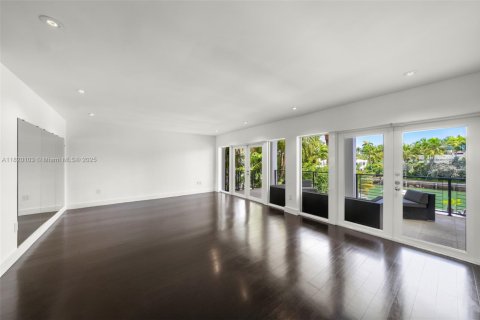 House in Miami Beach, Florida 5 bedrooms, 621.33 sq.m. № 1788766 - photo 22