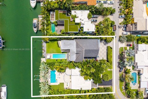 House in Miami Beach, Florida 5 bedrooms, 621.33 sq.m. № 1788766 - photo 3