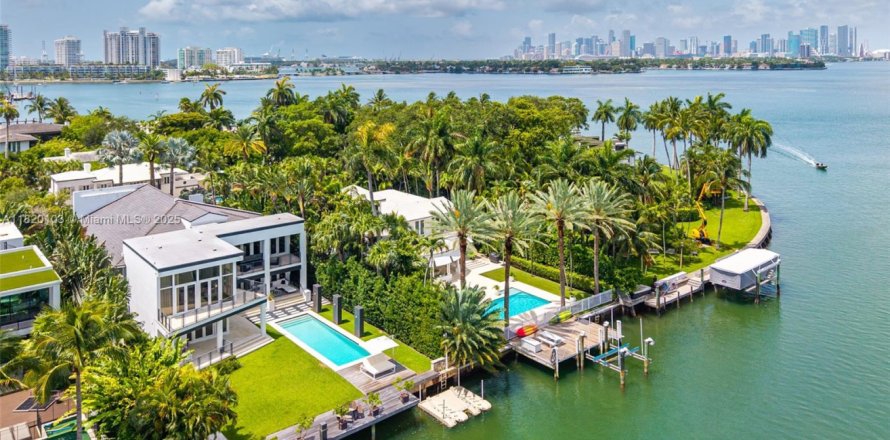 House in Miami Beach, Florida 5 bedrooms, 621.33 sq.m. № 1788766