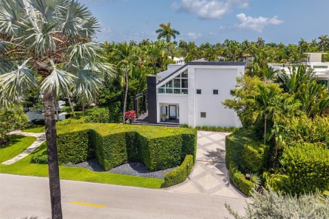 House in Miami Beach, Florida 5 bedrooms, 621.33 sq.m. № 1788766 - photo 6