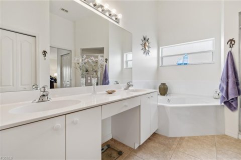 Condo in Fort Myers, Florida, 2 bedrooms  № 2231195 - photo 22