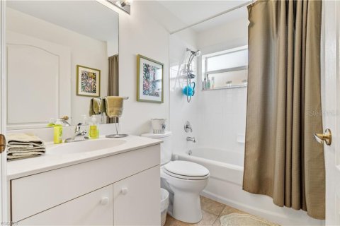 Condo in Fort Myers, Florida, 2 bedrooms  № 2231195 - photo 24