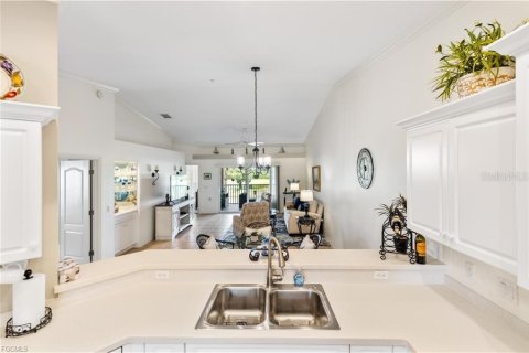 Condo in Fort Myers, Florida, 2 bedrooms  № 2231195 - photo 12