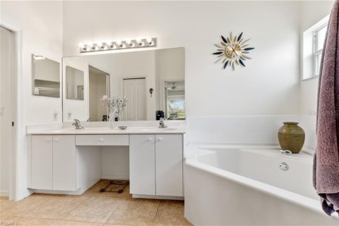 Condo in Fort Myers, Florida, 2 bedrooms  № 2231195 - photo 21