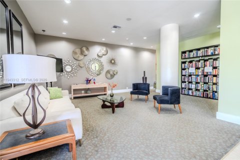 Condo in Miami Beach, Florida, 3 bedrooms № 2080115 - photo 3