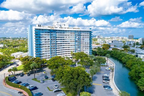 Condo in Miami Beach, Florida, 3 bedrooms № 2080115 - photo 2
