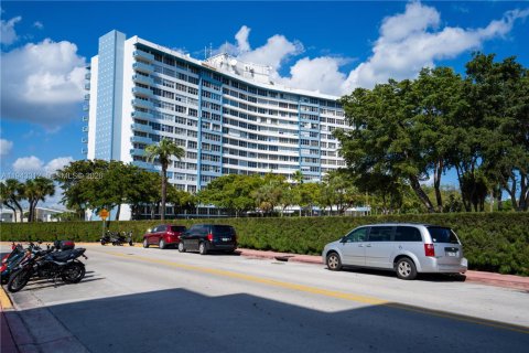 Condo in Miami Beach, Florida, 3 bedrooms № 2080115 - photo 24