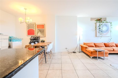 Condo in Miami Beach, Florida, 3 bedrooms № 2080115 - photo 9