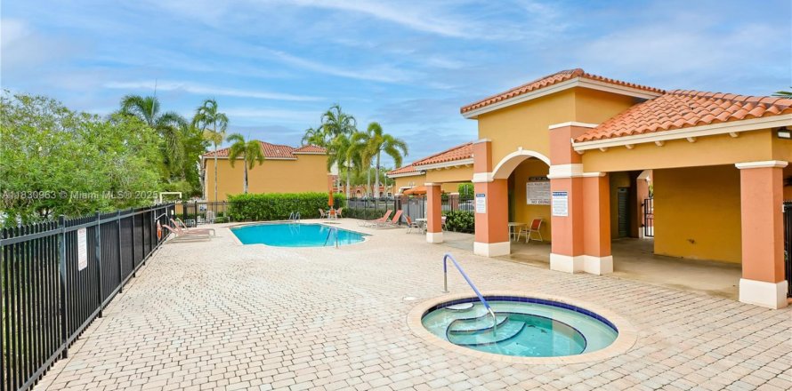 Adosado en Pembroke Pines, Florida 2 dormitorios, 108.7 m2 № 1807180